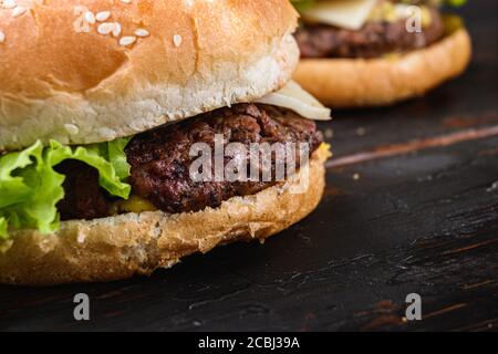 Frischer leckerer Burger auf Holztisch Stockfoto