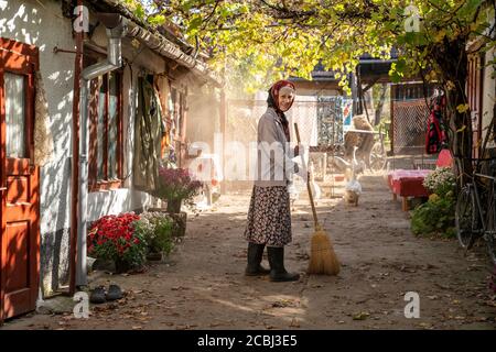 HARRIET WALTER in KILLING EVE (2018), Regie PHOEBE WALLER-BRIDGE. Saison 3. Kredit: SID SANFTE FILME / Album Stockfoto