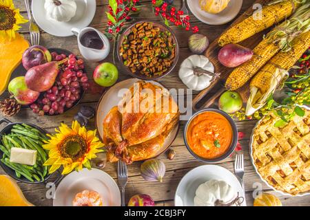 Happy Thanksgiving Konzept. Thanksgiving Day Feier Dinner Setting mit traditionellem Essen und Essen - grüne Bohnen, Kartoffelpüree, Preiselbeersoße Stockfoto