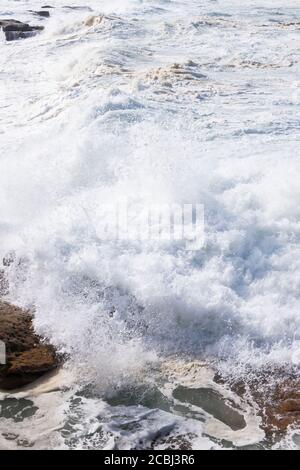Schaumig stong Wellen krachen in den Ozean Stockfoto