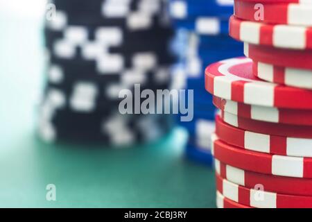 Spielchips stapeln auf grünem Filztisch, verschwommen Stockfoto