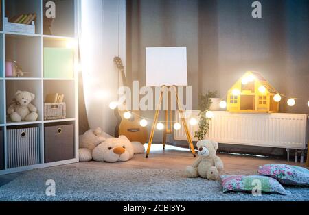 Gemütliches Kinderzimmer mit abendlicher Beleuchtung Stockfoto
