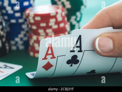 Ein Paar Asse mit Chips stapelt sich auf einem Pokertisch Stockfoto