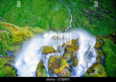 Dramatische Ansicht von oben auf Wasserfall Gipfel, Island. Island ist berühmt für seine reine, dramatische und raue Natur. Stockfoto