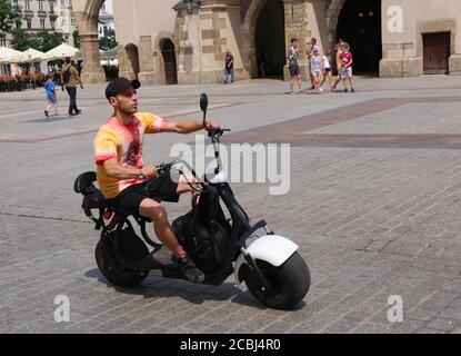 Krakau. Krakau. Polen. Mann, der Elektrofahrrad fährt. Stockfoto