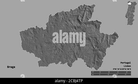 Form von Braga, Bezirk von Portugal, mit seiner Hauptstadt auf festem Hintergrund isoliert. Entfernungsskala, Regionenvorschau und Beschriftungen. Höhenkarte mit zwei Ebenen. Stockfoto