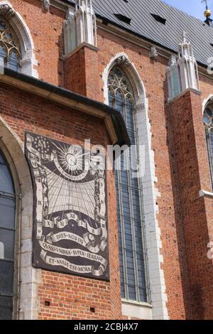 Krakau. Krakau. Polen. St. Mary Basilica. Sonnenuhr an der Südwand. Stockfoto