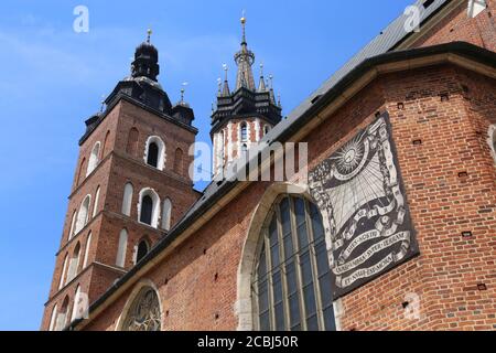 Krakau. Krakau. Polen. St. Mary Basilica. Sonnenuhr an der Südwand. Stockfoto