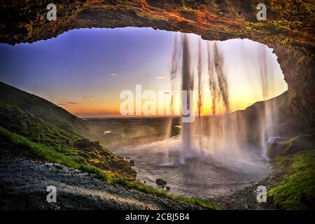 Seljalandfoss von hinten Höhleninnern, Island. Einer der schönsten Wasserfälle Islands. HDR-Aufnahme. Stockfoto