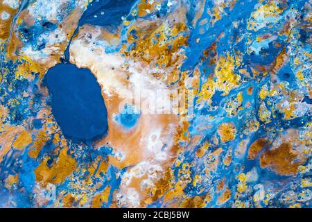 Luftaufnahme von isländischem vulkanischem Schwefel-Untergrund. Geothermisch gefärbter abstrakter Hintergrund Stockfoto