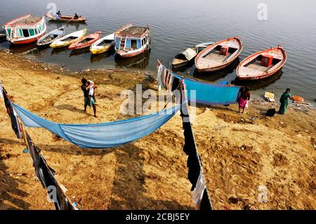 Dhobi wallahs Wäsche im Ganges, Varanasi (Benares, Banaras, Kashi), Indien Stockfoto