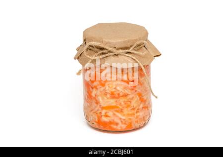 Hausgemachtes Sauerkraut mit Karotte in einem Glas auf weißem Hintergrund. Fermentierte Lebensmittel. Hausgemachte Gurkenscheiben. Natürliches Probiotikum. Gesunde Ernährung, Diät-Konzept Stockfoto