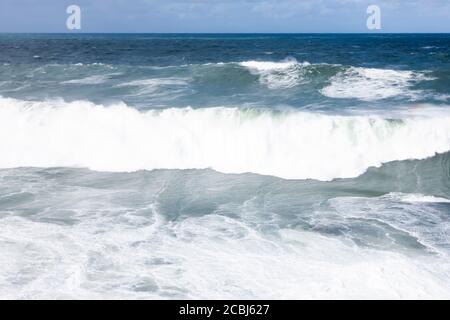 Schaumig stong Wellen krachen in den Ozean Stockfoto