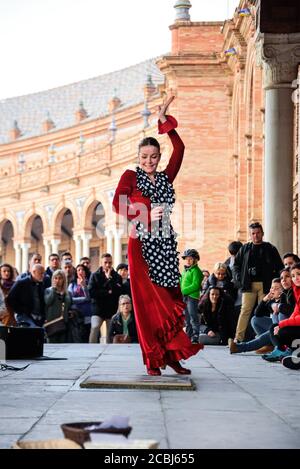 Sevilla, Spanien – 2. Januar 2020: Eine Gruppe von Straßenunterhaltern führt Flamenco-Tänze an der Plaza de Espana auf. Stockfoto
