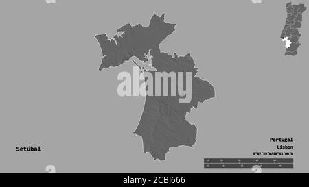 Form von Setúbal, Bezirk von Portugal, mit seiner Hauptstadt auf festem Hintergrund isoliert. Entfernungsskala, Regionenvorschau und Beschriftungen. Höhe der Bilevel ma Stockfoto