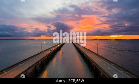 Mobile Bay und Interstate 10 Brücke bei Sonnenuntergang Stockfoto