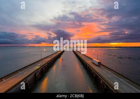 Mobile Bay und Interstate 10 Brücke bei Sonnenuntergang Stockfoto