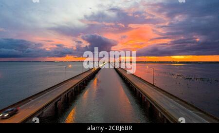 Mobile Bay und Interstate 10 Brücke bei Sonnenuntergang Stockfoto