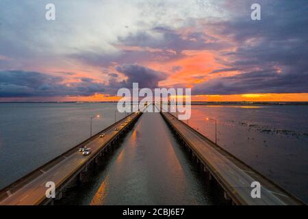 Mobile Bay und Interstate 10 Brücke bei Sonnenuntergang Stockfoto