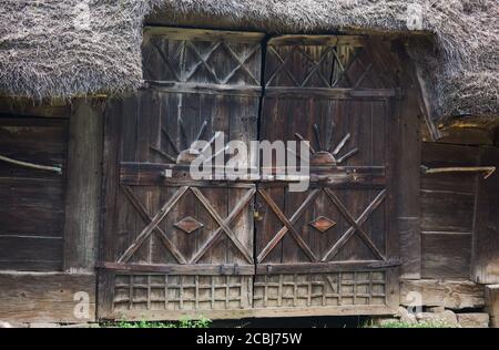 Maramures, Rumänien-Juni 14 2018 : Traditionelles geschnitztes altes Holztor. Stockfoto