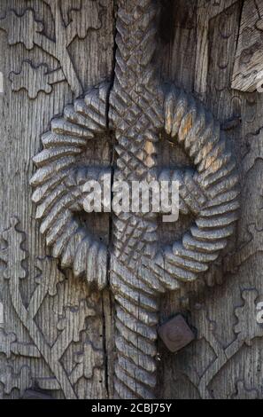 Maramures, Rumänien-Juni 14 2018 : Traditionelles geschnitztes altes Holztor. Stockfoto