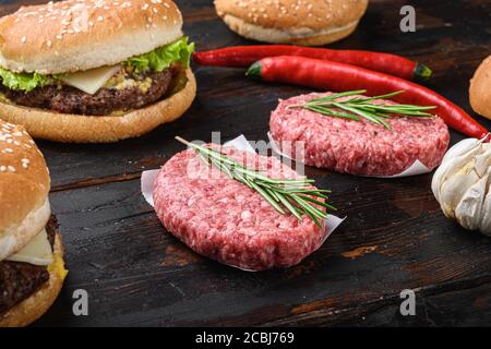 Rohes Hackfleisch auf Holztisch Stockfoto