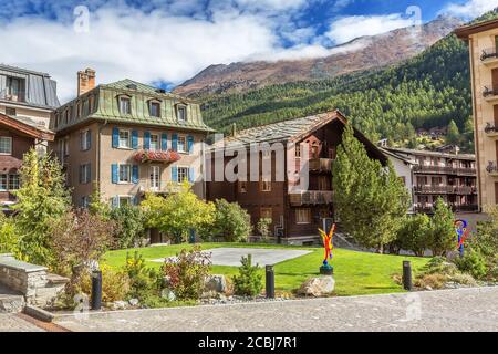 Zermatt, Schweiz - 7. Oktober 2019: Mit Blumen geschmückte Häuser im Alpendorf, Schweizer Alpen Stockfoto