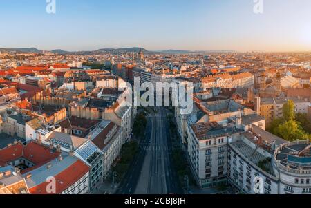 Luftbild Stadtbild über Budapest Stadt enthalten die Karoly Boulevard. Dohany Straße Synagoge auf der linken Seite St Stphen Basilika Kuppel ist auf der Mitte von Stockfoto