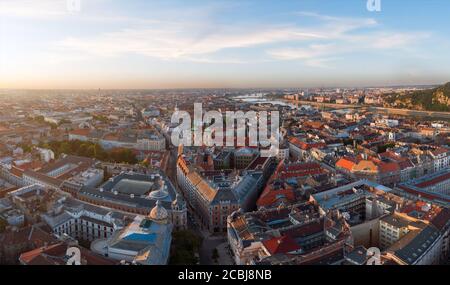 Luftaufnahme über Budapest Stadt mit kecskemeti Straße und alte Innenstadt. Stockfoto