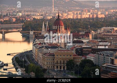 Tolle Aussicht über das ungarische Parlament und Budapest Stadt. Das Gebäude der Ungarischen Akademie der Wissenschaften im Vordergrund. Margaretenbrücke und Insel o Stockfoto