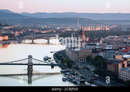 Budapester Stadtbild mit Donau und Birkenzägen. Ungarische wissenschaftliche Akademie Gebäude und Kettenbrücke im Vordergrund. Margaretenbrücke und isla Stockfoto