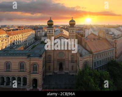 Luftaufnahme über die Dohany Street Synagoge (Tabakgasse Synagoge) ist die größte Synagoge in Europa. Berühmte Touristenattraktion in der Stadt. Stockfoto