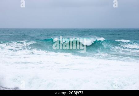 Schaumig stong Wellen krachen in den Ozean Stockfoto