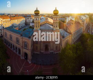 Luftaufnahme über die Dohany Street Synagoge (Tabakgasse Synagoge) ist die größte Synagoge in Europa. Berühmte Touristenattraktion in der Stadt. Stockfoto