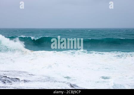 Schaumig stong Wellen krachen in den Ozean Stockfoto