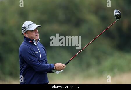 Irlands Paul McGinley schlägt am zweiten Tag des Celtic Classic im Celtic Manor Resort den 2. Ab. Stockfoto