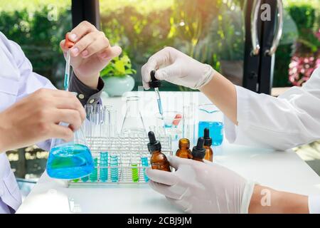 Team von Forschern oder Wissenschaftlern, die im Labor arbeiten. Forscher erfinden Impfstoffe zur Behandlung des COVID-19-Virus. Stockfoto