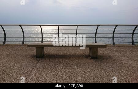 Rund um Großbritannien - ein leerer Platz an der Blackpool Promenade Als die Sonne langsam im Himmel sinkt Stockfoto