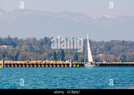 Genf, Schweiz - 14. April 2019: Luxus-Jet-Boot auf dem Genfersee - Bild Stockfoto