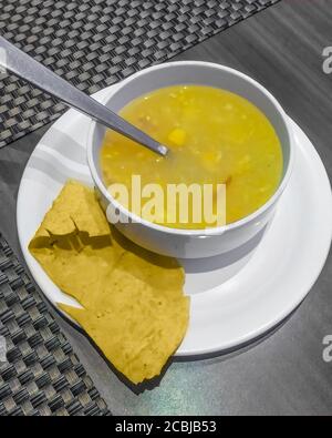 Hühnersuppe in weißer Schüssel auf weißem Teller Stockfoto