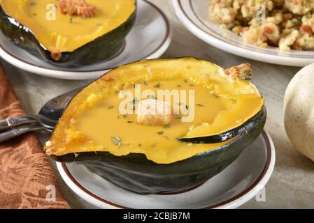 Hausgemachte Eichel- oder Butternut-Kürbissuppe in einer Eichel-Squash-Schale. Stockfoto