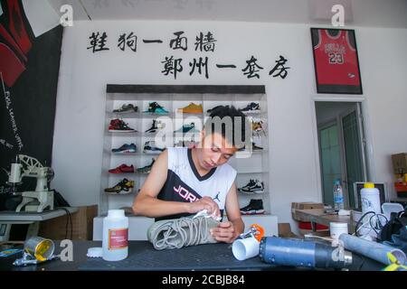 Zhengzhou, Zhengzhou, China. August 2020. HenanÃ¯Â¼Å'CHINA-Zhengzhou, Provinz Henan, 10. August 2020. Jiao Shaohua, ein 27-jähriger Hochschulabsolvent, liebt Basketball und Sneaker-Kultur. Vor zwei Jahren eröffnete er eine "Hundestation" in der Nähe der Stadt der Zhengzhou Universität, um Schuhe zu reparieren und gründete sein eigenes Geschäft. Jetzt hat er mehr als 5,000 Paar Turnschuhe repariert und verdient mehr als 20,000 Yuan im Monat.Jiao Shaohua stellt vor, er liebt Basketball seit seiner Kindheit, trat der Schule Basketball-Team, wenn die Universität, die Struktur und Konfiguration der einzelnen Sneaker sind relativ unters Stockfoto