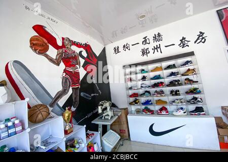 Zhengzhou, Zhengzhou, China. August 2020. HenanÃ¯Â¼Å'CHINA-Zhengzhou, Provinz Henan, 10. August 2020. Jiao Shaohua, ein 27-jähriger Hochschulabsolvent, liebt Basketball und Sneaker-Kultur. Vor zwei Jahren eröffnete er eine "Hundestation" in der Nähe der Stadt der Zhengzhou Universität, um Schuhe zu reparieren und gründete sein eigenes Geschäft. Jetzt hat er mehr als 5,000 Paar Turnschuhe repariert und verdient mehr als 20,000 Yuan im Monat.Jiao Shaohua stellt vor, er liebt Basketball seit seiner Kindheit, trat der Schule Basketball-Team, wenn die Universität, die Struktur und Konfiguration der einzelnen Sneaker sind relativ unters Stockfoto