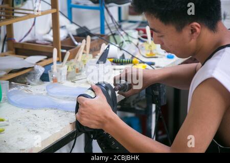 Zhengzhou, Zhengzhou, China. August 2020. HenanÃ¯Â¼Å'CHINA-Zhengzhou, Provinz Henan, 10. August 2020. Jiao Shaohua, ein 27-jähriger Hochschulabsolvent, liebt Basketball und Sneaker-Kultur. Vor zwei Jahren eröffnete er eine "Hundestation" in der Nähe der Stadt der Zhengzhou Universität, um Schuhe zu reparieren und gründete sein eigenes Geschäft. Jetzt hat er mehr als 5,000 Paar Turnschuhe repariert und verdient mehr als 20,000 Yuan im Monat.Jiao Shaohua stellt vor, er liebt Basketball seit seiner Kindheit, trat der Schule Basketball-Team, wenn die Universität, die Struktur und Konfiguration der einzelnen Sneaker sind relativ unters Stockfoto