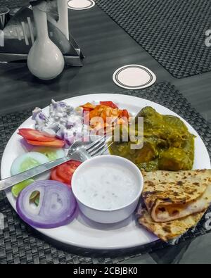 Palak Paneer, Dal mit Paratha, indische Küche Stockfoto