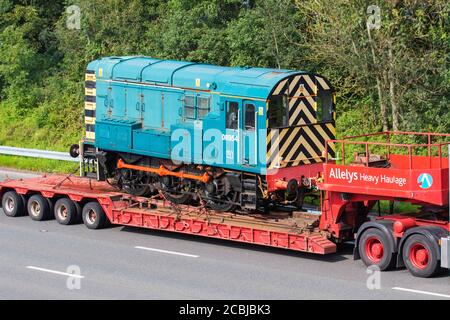 British Rail Diesel-Triebwerk, der auf Tieflader transportiert wird; Allelys Schwertransporter-Lieferwagen, LKW, Transport, LKW, Frachtführer, Vehicle, European Commercial Transport industry LKW, M6 in Manchester, Großbritannien Stockfoto