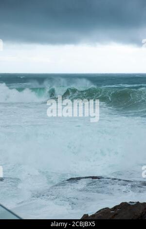 Schaumig stong Wellen krachen in den Ozean Stockfoto