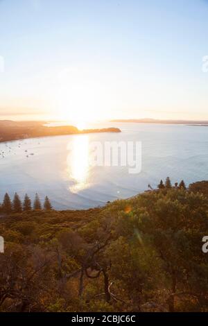 Wunderschöner Sonnenuntergang über der Shoal Bay, Australien Stockfoto