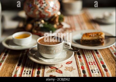 Eine Tasse Kaffee mit Honig und Baklava Stockfoto