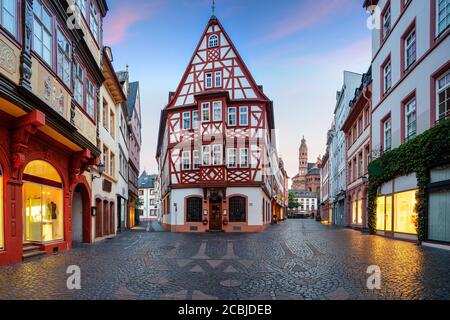 Mainz, Deutschland. Stadtbild der Mainzer Altstadt während des Sonnenaufgangs im Sommer. Stockfoto